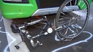 Ein Fahrrad liegt unter einem Lkw nach einem Unfall in Ankum. © Nord-West-Media TV 