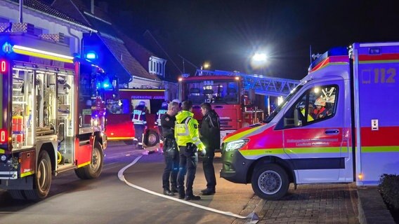 Einsatzkräfte der Feuerwehr und Polizei stehen vor einem Pflegeheim in Ankum in dem ein Brand ausgebrochen ist. © Nord-West-Media TV 