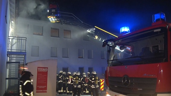 Einsatzkräfte der Feuerwehr löschen einen Brand in einem  Pflegeheim in Ankum. © Nord-West-Media TV 