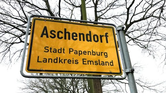 "Aschendorf" steht auf einem Ortsschild. © NDR Foto: Hedwig Ahrens