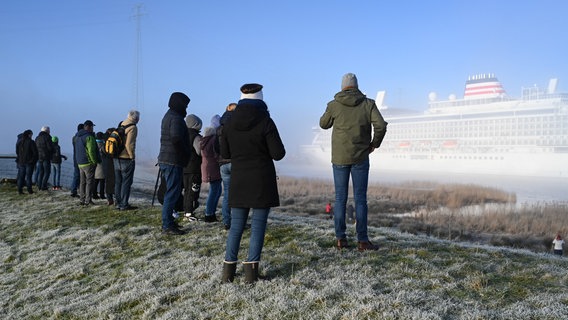 Schaulustige beobachten die "Asuka II", das neue Kreuzfahrtschiff der Meyer Werft, bei Frost und Nebel auf ihrer Emsüberführung. © dpa Bildfunk Foto: Lars Penning