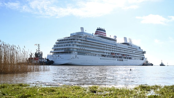 Schiffsüberführung der "Asuka III" von der Meyer Werft in Papenburg über die Ems nach Eemshaven in den Niederlanden. © dpa Bildfunk Foto: Lars Penning