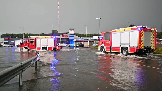 Nach Unwettern in Niedersachsen ist die Feuerwehr in Aurich im Einsatz. © TNN Foto: Screenshot