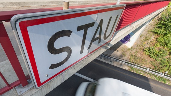 Ein Schild "Stau" ist auf einer Autobahnbrücke der A30 in Richtung A1 zu sehen. © dpa-Bildfunk Foto: Friso Gentsch