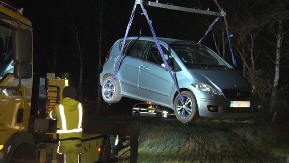 Ein Auto wird von der Polizei abgeschleppt. © Nord-West-Media TV 