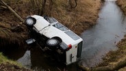 Ein Pkw liegt nach einem Unfall in Bad Essen in einem Fluss. © Nord-West-Media TV 