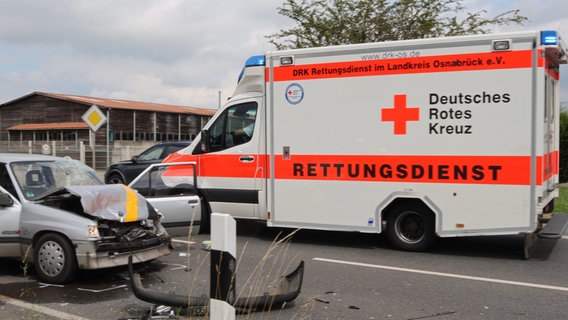 Ein Kleinwagen steht nach einem Unfall bei Bad Essen mit zerstörter Front an einer Unfallstelle auf der B65. © Nord-West-Media TV 