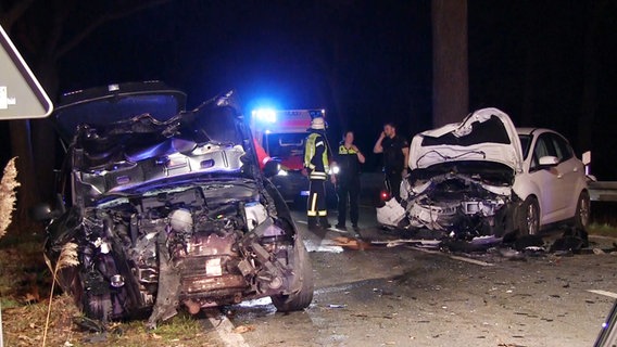 Rettungskräfte bei zwei Autos nach einem Unfall in Bad Iburg © Nord-West-Media TV 