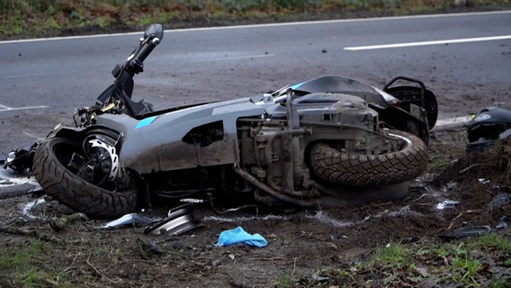 Ein Motorroller liegt nach einem tödlichen Unfall bei Bad Laer ( Landkreises Osnabrück) auf der Straße. © Nord-West-Media TV 