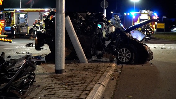 Ein zerstörter Pkw steht nach einem Unfall an einer Kreuzung © Nord-West-Media TV 