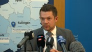 Martin Schanz (Staatsanwaltschaft Verden) spricht auf der Pressekonferenz zum Tötungsdekikt Barenburg und der Gewalttat in Sulingen. Die Polizei hatte den Verdächtigen gefasst. © NDR 