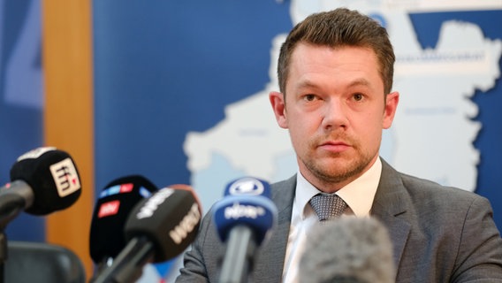 Staatsanwalt Martin Schanz spricht auf einer Pressekonferenz im Rathaus in Twistringen. Ein Verdächtiger soll in Barenburg eine 17-Jährige getötet und in Sulingen eine 30-Jährige mit einem Messer attackiert haben. © dpa-Bildfunk Foto: Markus Hibbeler/dpa