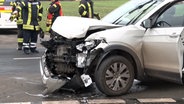 Ein Auto ist nach einem Unfall in Bawinkel (Landkreis Emsland) schwer beschädigt. © Nord-West-Media TV 