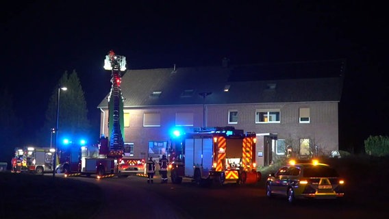 Ein Feuerwehreinsatz mit Drehleiter an einer Asylunterkunft in Belm bei Nacht. © Nord-West-Media TV 