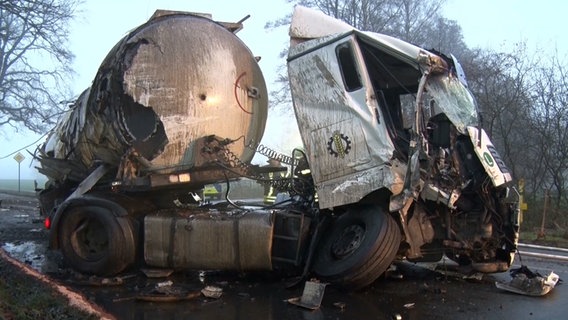 Ein Lkw steht nach einem Unfall an einer Straße. © Nord-West-Media TV 