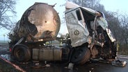 Ein Lkw steht nach einem Unfall an einer Straße. © Nord-West-Media TV 