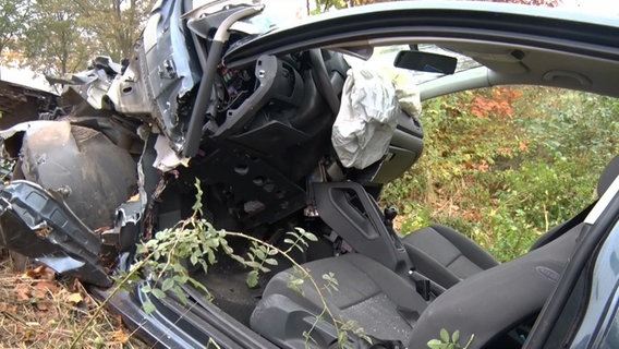 Ein  Auto nach einem Unfall in Bersenbrück © Nord-West-Media TV 