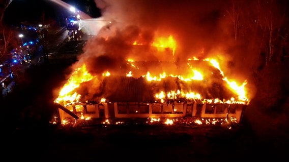 Das Gebäude eines ehemaligen Kindergartens steht in Flammen. © Nord-West-Media TV 