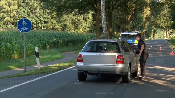 Eine Polizisten an einer Unfallstelle in Bippen (Landkreis Osnabrück). Ein Mann ist bei dem Unfall schwer verletzt worden. © Nord-West-Media TV 
