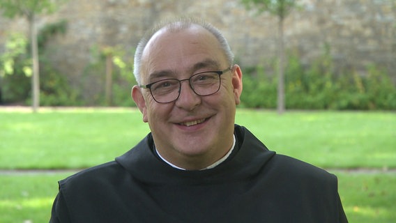 Dominicus Meier in einer schwarzen Kutte der Benediktinermönche wird Bischof des Bistums Osnabrück. © NDR Foto: Britta Nareyka