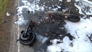 Ein Motorrad nach einem Unfall in Bissendorf. © Nord-West-Media TV 