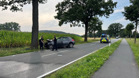 Ein Pkw steht nach einem Unfall vor einem Baum. © Nord-West-Media TV 