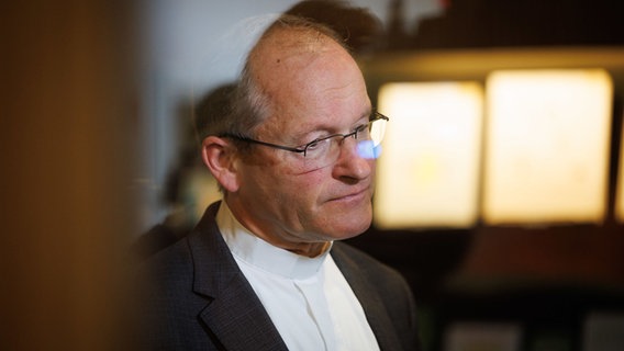 Generalvikar Ulrich Beckwermert spricht bei einer Pressekonferenz zum Abschlussbericht des Forschungsprojekts zu sexualisierter Gewalt im Bistum Osnabrück. © Friso Gentsch/dpa Foto: Friso Gentsch/dpa