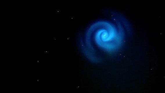 Ein blaue Spirale zeigt sich am Abendhimmel. © NDR Foto: Michael Schaefer