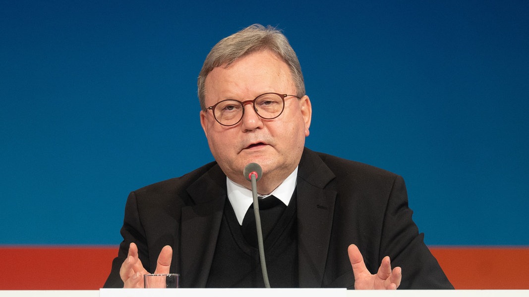Franz-Josef Bode, Bischof des Bistums Osnabrück, spricht während eines Pressestatements.