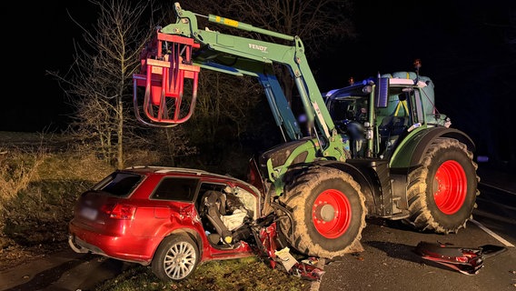 Börger: Ein stark beschädigter PKW und ein Traktor sind an der Unfallstelle zu sehen. © dpa-Bildfunk Foto: Matthias Brüning