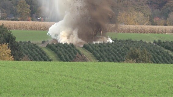 Bei der Sprengung eines Blindgängers fliegt Erde in die Luft. © Nord-West-Media TV 