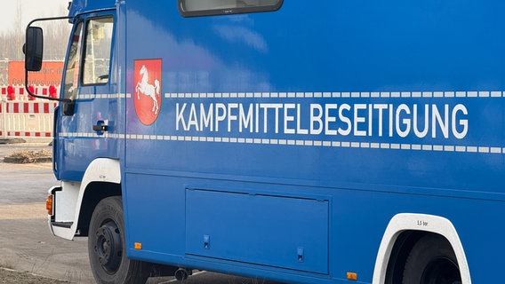 Lastwagen mit der Aufschrift "Kampfmittelbeseitigung" © NDR Foto: Daniel Sprehe