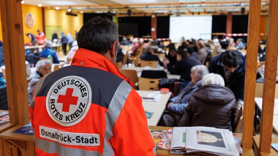 Anwohnende sitzen während einer Bombenräumung in der Gesamtschule Schinkel. © dpa Foto: Friso Gentsch