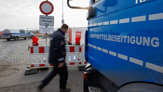 Ein Fahrzeug der Kampfmittelbeseitigung steht vor dem Gebiet der Bombenfundstelle im Lokviertel. © dpa Foto: Friso Gentsch