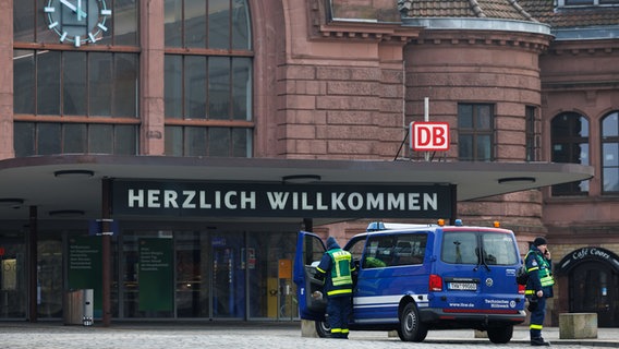 Einsatzkräfte vom Technischen Hilfswerk (THW) stehen vor dem Eingang vom Hauptbahnhof Osnabrück. © dpa Foto: Friso Gentsch