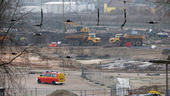 Einsatzkräfte der Feuerwehr sind im Bereich der Bombenfundstelle zu sehen. © dpa Foto: Friso Gentsch