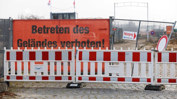 "Betreten des Geländes verboten" steht auf einem Banner vor dem Gebiet der Bombenfundstelle im Lokviertel. © dpa Foto: Friso Gentsch