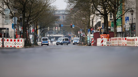 Einsatzkräfte der Polizei sperren eine Straße ab. © dpa Foto: Friso Gentsch