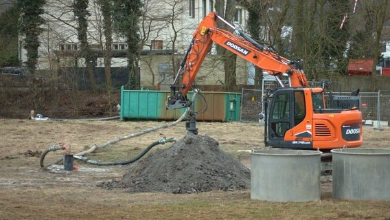 Nach dem Fund einer Weltkriegsbombe in Osnabrück fahren mehrere Einsatzfahrzeuge des THW durch eine Straße. © Nord-West-Mediat TV 