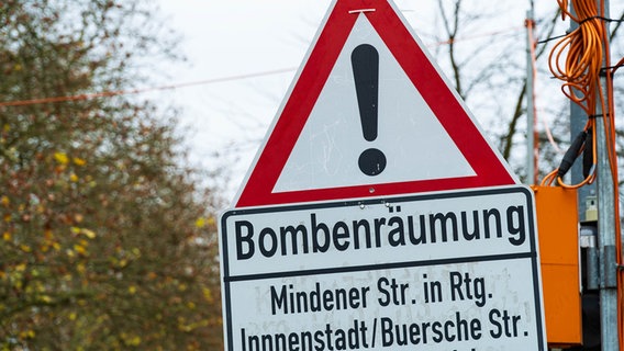 Ein Schild weist auf eine Bombenräumung in Osnabrück hin. © picture alliance/Fotostand | Fotostand / Kipp Foto: Kipp