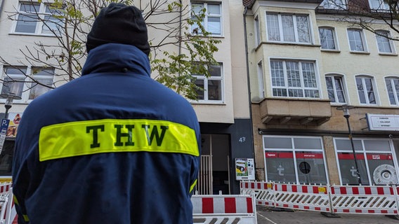 Ein Mitarbeiter des Technischen Hilfswerks steht vor einem Haus im Evakuierungsgebiet in Osnabrück. © NDR Foto: Ann-Kathrin Hegger