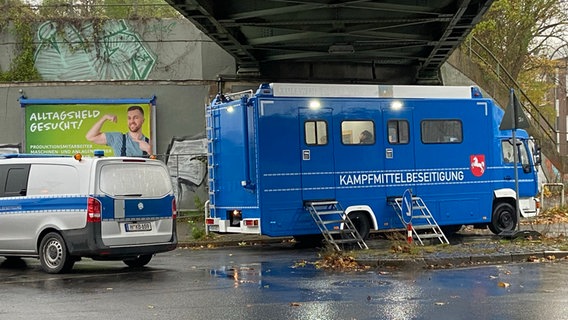 Ein Polizeiauto und ein Fahrzeug der Kampfmittelbeseitigung stehen in Osnabrück an einem Straßenrand. © NDR Foto: Ann-Kathrin Hegger