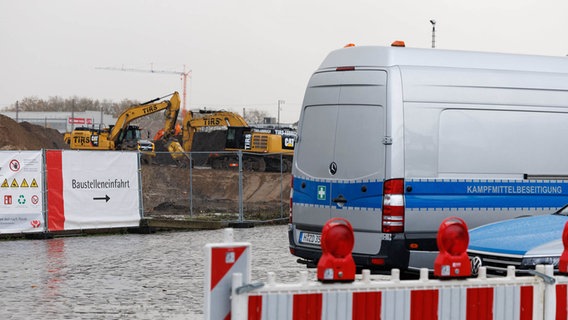 Ein Fahrzeug der Kampfmittelbeseitigung steht in der Nähe der Baustelle, auf der die Bomben entschärft werden. © dpa Foto: Friso Gentsch