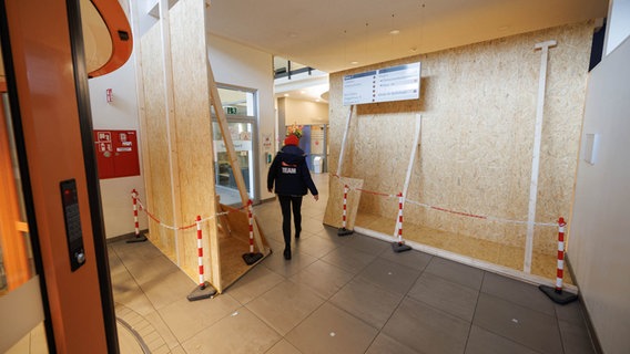 Provisorische Holzwände sind am Eingang eines Krankenhauses (Marienhospital) zum Schutz aufgestellt worden. © dpa Foto: Friso Gentsch