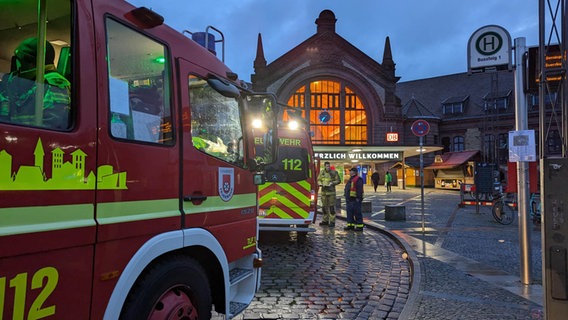 Einsatzfahrzeuge der Feuerwehr stehen vor dem Hauptbahnhof in Osnabrück. © NDR Foto: Ann-Kathrin Hegger