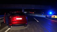 Ein beschädigtes Auto steht nach einem Unfall auf der A1. © Nord-West-Media TV 