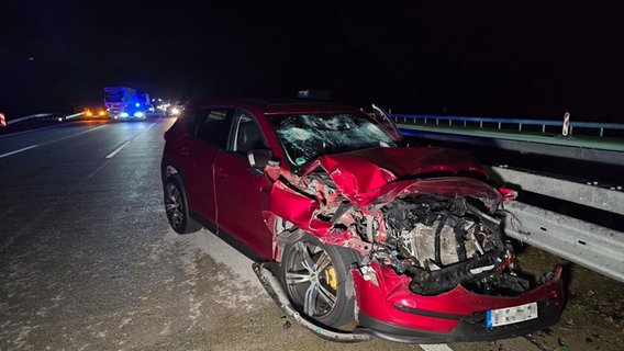 Ein beschädigtes Auto steht nach einem Unfall auf der A1. © Nord-West-Media TV 