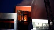 Aus einer Schule in Georgsmarienhütte (Kreis Osnabrück) brechen Flammen aus.  © Nord-West Media TV 