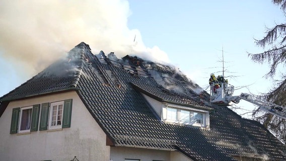 Die Feuerwehr löscht den Dachstuhlbrand eines Einfamilienhauses in Sulingen. © NordWestMedia Foto: Thomas Lindemann