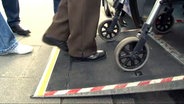 Ein Rollator fährt über eine Rampe in einen Bus hinein. © NDR.de Foto: Christian Schepsmeier